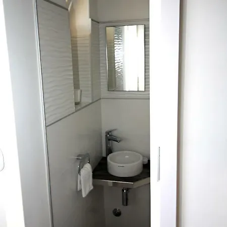 Central Beach Apartment דירה *